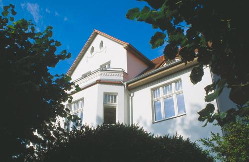 ein weißes Gebäude mit einem Fenster darüber in der Unterkunft Villa Daheim - FeWo 03 in Ostseebad Kölpinsee