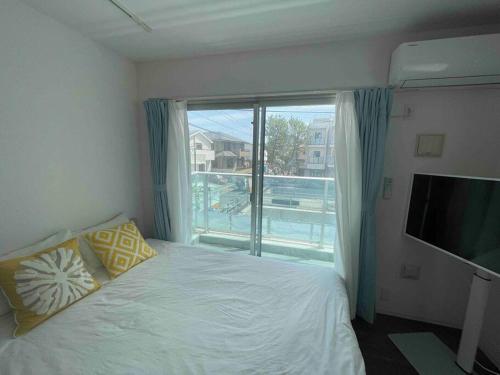 เตียงในห้องที่ 近沙滩 冲浪圣地 鵠沼海岸独立式公寓 独立卫生间 带厨房 有洗衣机