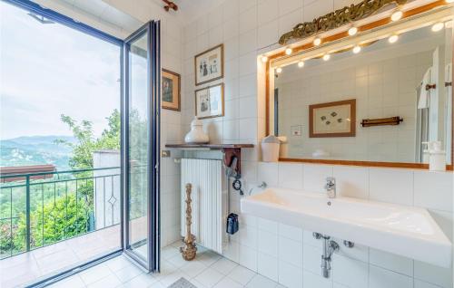 baño con lavabo y ventana en Villa Poss, en Villa