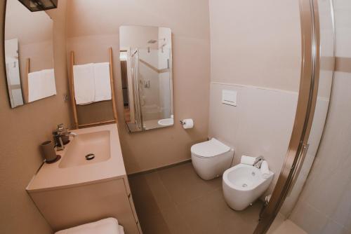 a small bathroom with a sink and a toilet at LA CASCINA DI CARLOTTA 1846 agriturismo in Alba
