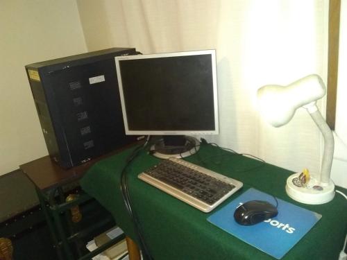 einen Schreibtisch mit Computermonitor, Maus und Lampe in der Unterkunft Experiencia Abasto in Buenos Aires
