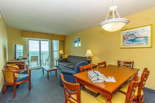 ein Wohnzimmer mit einem Tisch und einem Sofa in der Unterkunft Oceanfront 2 Bedroom Suite with Incredible Views! Carolinian 630 in Myrtle Beach