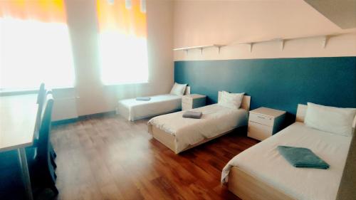 mały pokój z 2 łóżkami i kanapą w obiekcie Pokoje Gościnne Rozbark w Bytomiu