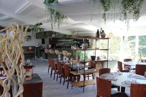 un restaurant avec des tables et des chaises dans une salle dans l'établissement Camping les Acacias, à Altkirch