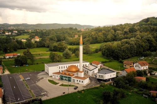 eine Luftansicht einer Kirche mit einem Kirchturm in der Unterkunft CIOM Apartment in Matuzići