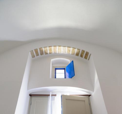 a room with a ceiling with a door and a window at Casa Delle Botti Cave House Santorini Oia Finikia in Foinikiá