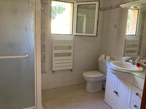 une salle de bain avec toilettes et lavabo dans l'établissement Villa avec piscine et vue magnifique sur Nice, à Nice