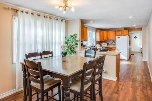 a kitchen and dining room with a table and chairs at Centric Ranch in the South ave by Dwtn/UofR/Arpt in Rochester
