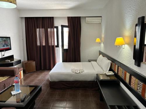 una camera d'albergo con letto e divano di Ourida Urban Hotel Rabat a Rabat