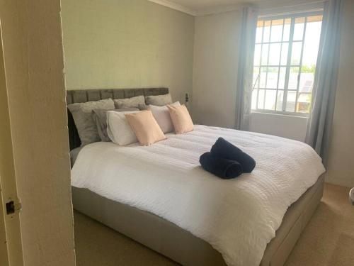 1 dormitorio con 1 cama blanca grande y 2 almohadas en Plush 2 bedroom apartment Kingston, en Kingston 