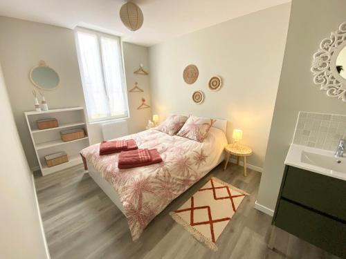 En eller flere senge i et værelse på Charmante maison avec cour privative