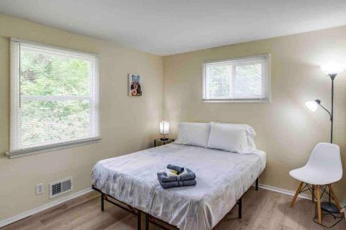 1 dormitorio con 1 cama y 2 ventanas en ~Cozy Home~ Steps to RIT by UofR/Airport/DWTN w/AC en Rochester