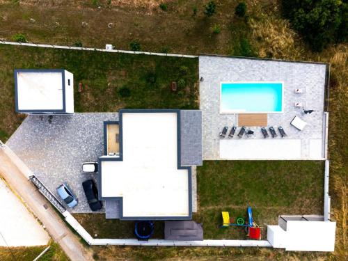 Cette chambre offre une vue sur une maison dotée d'une piscine. dans l'établissement Luxury Villa Rilassante-Heated Pool,Full Privacy,Children Playground, à Sinj