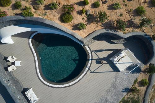Bazén v ubytování Danae Suites Santorini nebo v jeho okolí