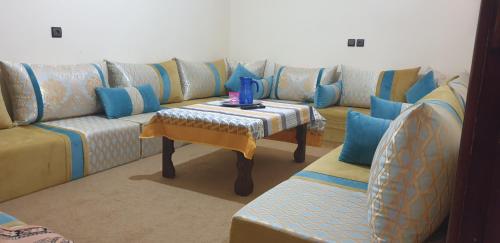 Ein Sitzbereich in der Unterkunft Apartamentos Nassiri