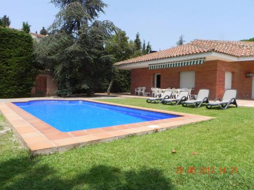 una piscina en el patio de una casa en Villa Sant Vicenç en Sant Vicenç de Montalt
