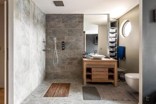 ein Bad mit einer Dusche und einem Waschbecken in der Unterkunft Villa avec Piscine - 15 ' JO - Vélos - 30 ' Disney in Saint-Maur-des-Fossés