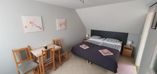 Llit o llits en una habitació de Pihenés Háza-Relax Apartmanhaus