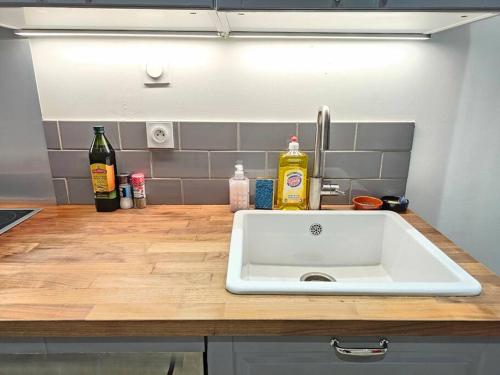 - un comptoir de cuisine avec un évier blanc dans l'établissement L'atelier de la Sainte - Vieux Port Marseille, à Marseille