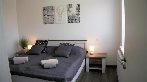 um quarto com uma cama com duas almofadas e uma mesa em FeWo Rübezahl mit Kamin em Bad Harzburg