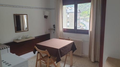  Residencia Aldosa -  Room  picture :   Shower    Bath    TV                           