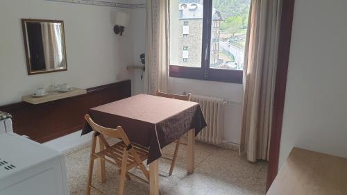  Residencia Aldosa -  Room  picture :   Shower    Bath    TV                           