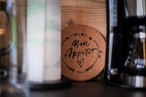a wooden box with a sign that says am apritious at Tiny Pick in Apetlon