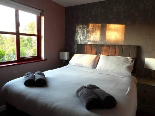 Trawsfynydd的住宿－Nature's Oasis: Pet-Friendly Snowdonia Cottage，一间卧室配有一张大床和毛巾