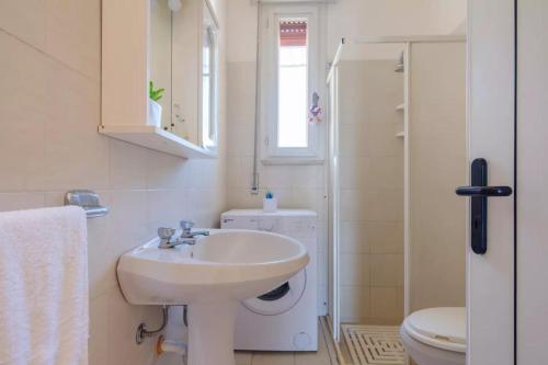 トッレ・ラピッロにあるVilla Castiglioneの白いバスルーム(洗面台、トイレ付)