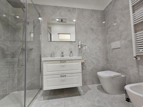 La salle de bains est pourvue d'un lavabo, de toilettes et d'une douche. dans l'établissement City Rooms Katane, à Catane