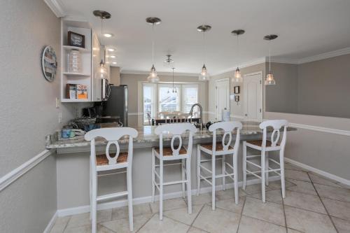 Dapur atau dapur kecil di Sea Cliff I-51 Coastal Splendor by Pristine Properties Vacation Rentals