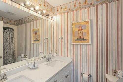 Bilik mandi di Sea Cliff I-51 Coastal Splendor by Pristine Properties Vacation Rentals