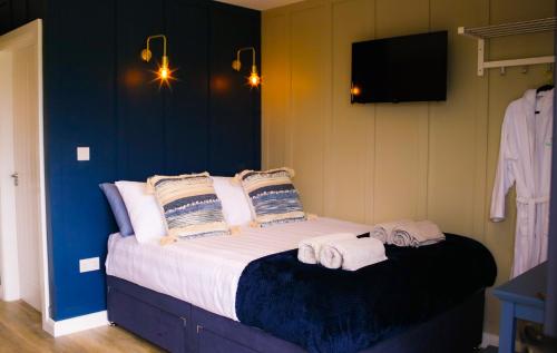 um quarto com uma cama com toalhas em Saul Lodges 