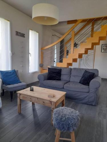 un salon avec un canapé et une table basse dans l'établissement Maison proche du Port de Dinan, à Lanvallay