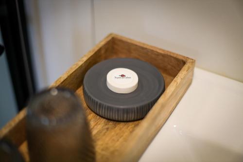 a wooden tray with a black and white record player at Tiny Zwick in Apetlon