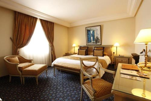 Postel nebo postele na pokoji v ubytování Regency Tunis Hotel