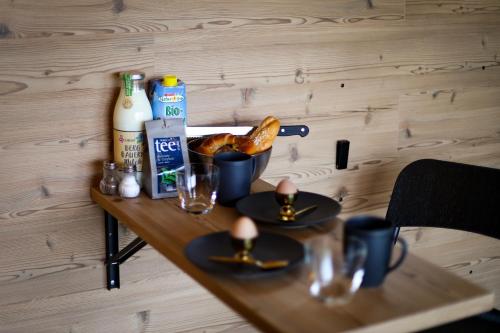 a table with two glasses and drinks on it at Tiny Zwick in Apetlon