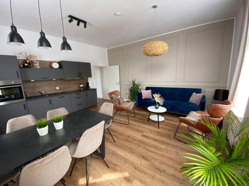 un soggiorno con tavolo, sedie e divano di Ferienwohnung Castellino a Kastellaun