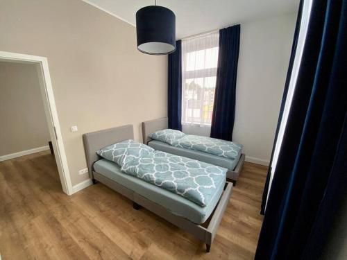 una piccola stanza con un letto e una finestra di Ferienwohnung Castellino a Kastellaun