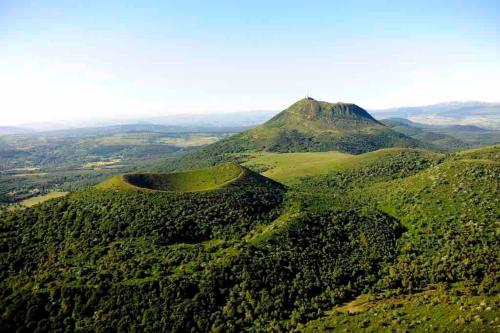 uma vista aérea de uma montanha com árvores em Le Gamay - Charmant T2 avec parking et Terrasse em Châtel-Guyon