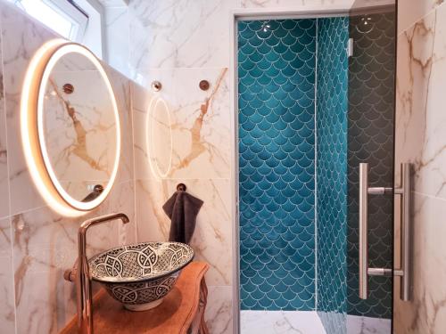 a bathroom with a sink and a shower at Vakantiehuis Dishoek DI04 in Dishoek