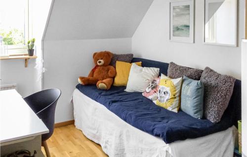 un osito de peluche sentado en un sofá con almohadas en Beautiful Home In Tby With Wifi And 3 Bedrooms, en Täby
