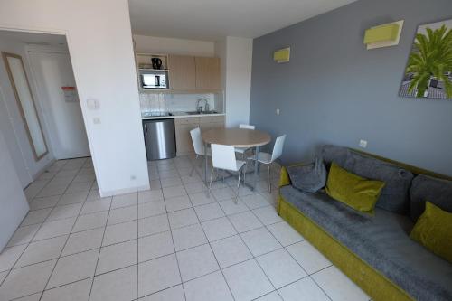 un salon avec un canapé et une table dans l'établissement Palais Des Dômes 718, à Nice