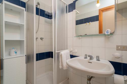 W łazience znajduje się umywalka i prysznic. w obiekcie Rena Bianca House by Wonderful Italy w mieście Olbia