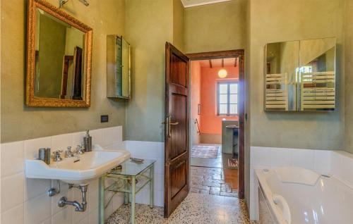 een badkamer met een wastafel, een toilet en een spiegel bij Roseto Immacolata in Roccastrada