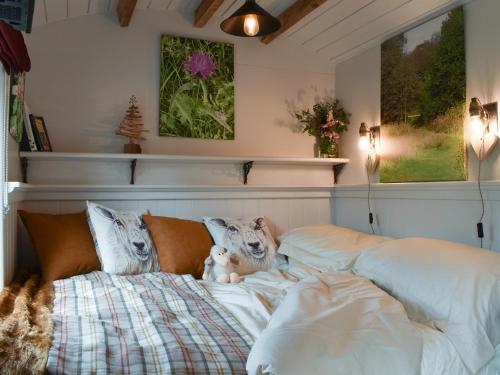 Postel nebo postele na pokoji v ubytování Spruce Shepherds Hut