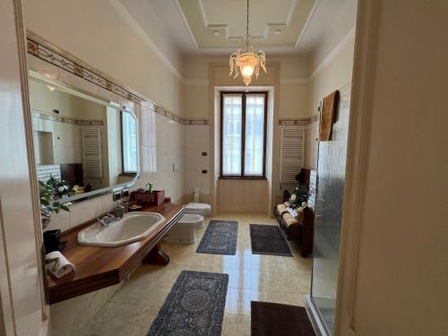 La salle de bains est pourvue d'un lavabo, de toilettes et d'un miroir. dans l'établissement Residenza Porta Brescia, à Peschiera del Garda