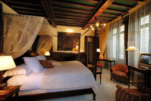 - une chambre avec un grand lit et un salon dans l'établissement Clos La Boëtie & Spa, à Sarlat-la-Canéda