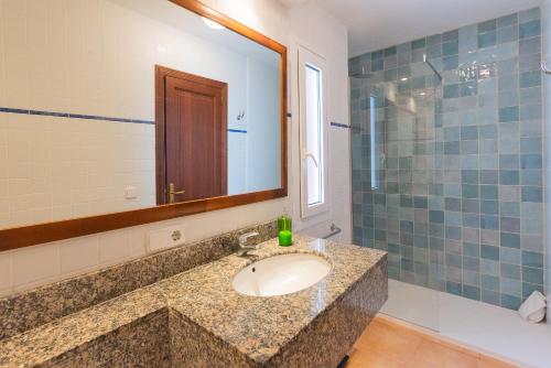 een badkamer met een wastafel en een douche bij Apartamento Ferrera Park 406 in S'Horta