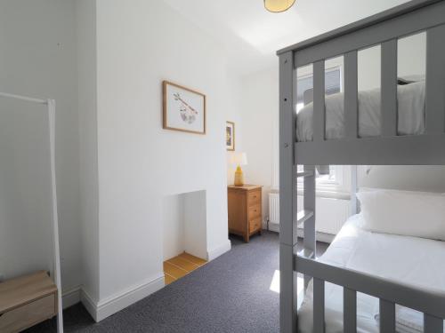 um quarto com um beliche ao lado de uma escada em Host & Stay - Herbert Road em Ramsgate